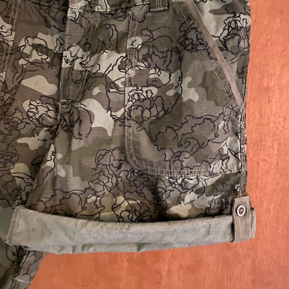 HOST PICK! Carhartt camo roll-tab shorts size 8 LIKE NEW - Picture 7 of 7